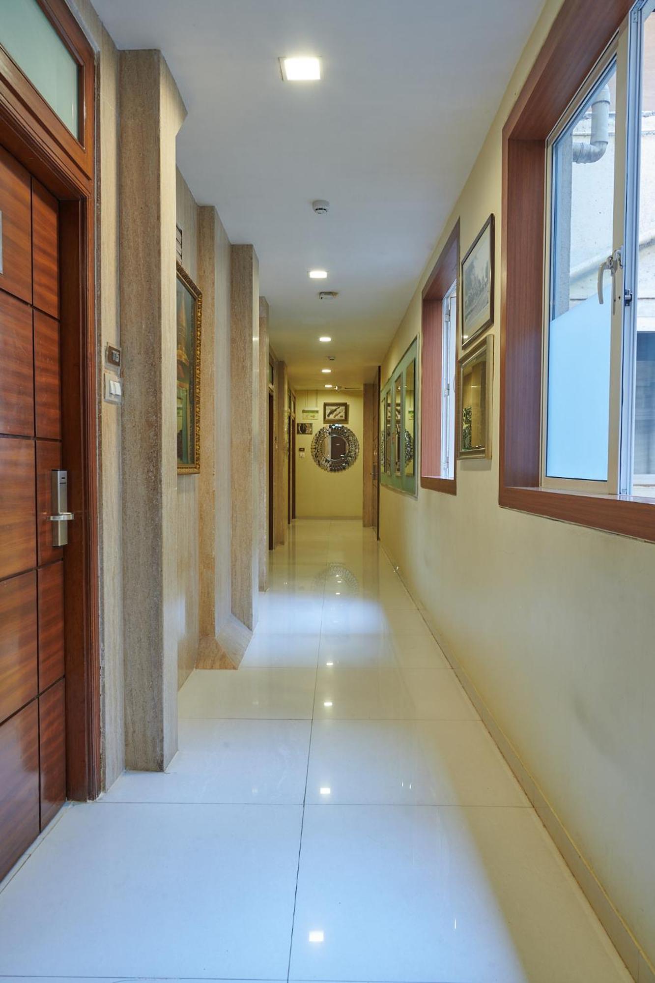 Bentley Hotel Marine Drive Mumbai  Buitenkant foto