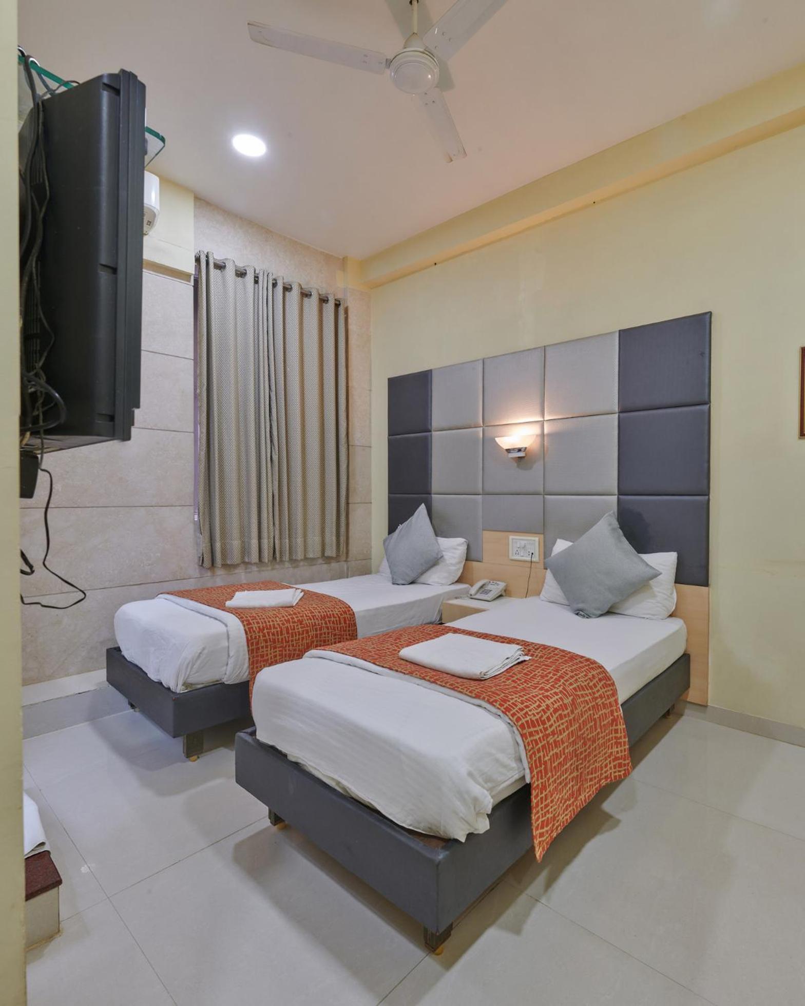 Bentley Hotel Marine Drive Mumbai  Buitenkant foto